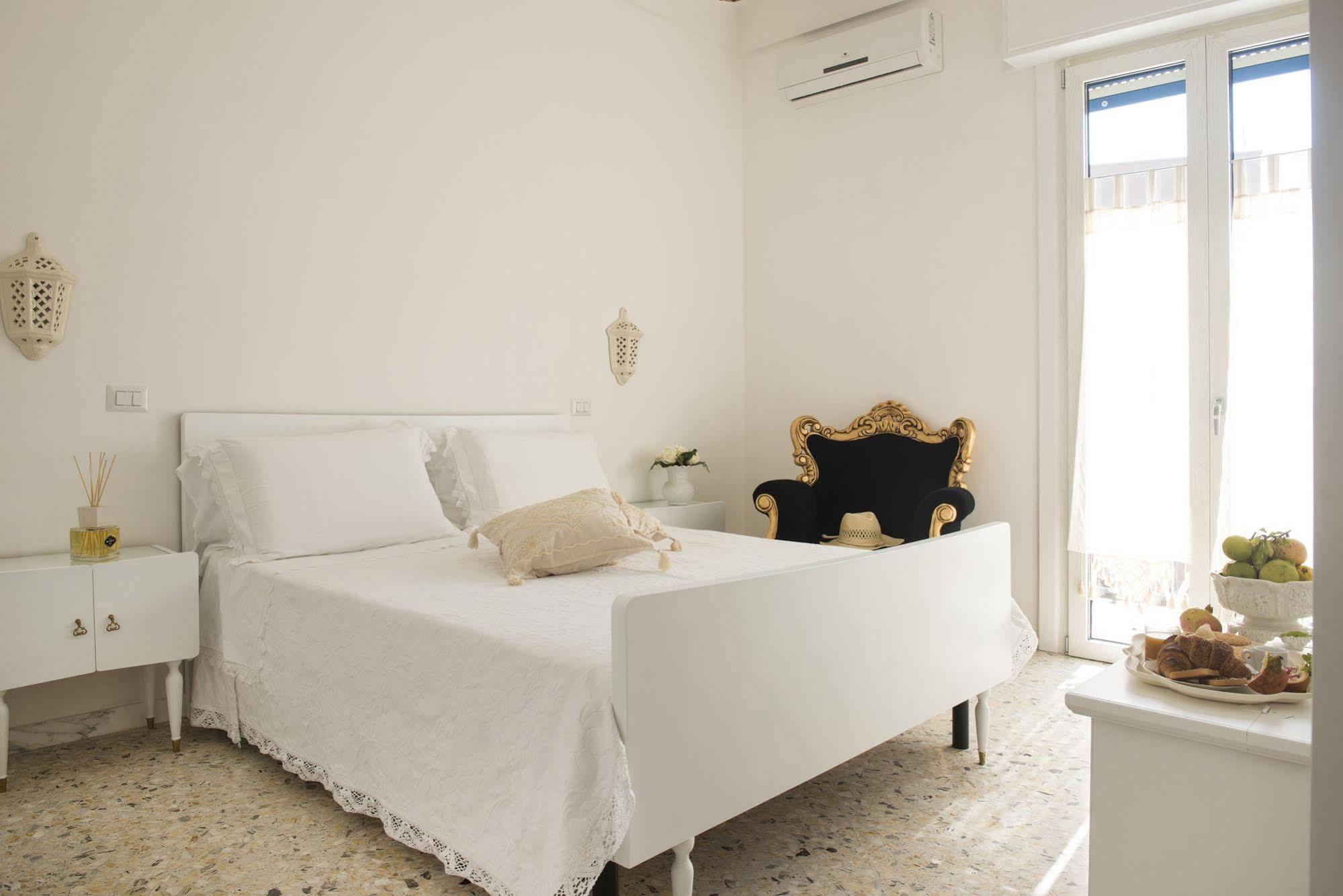 Dimora Cappuccini Guest House Чистернино Екстериор снимка