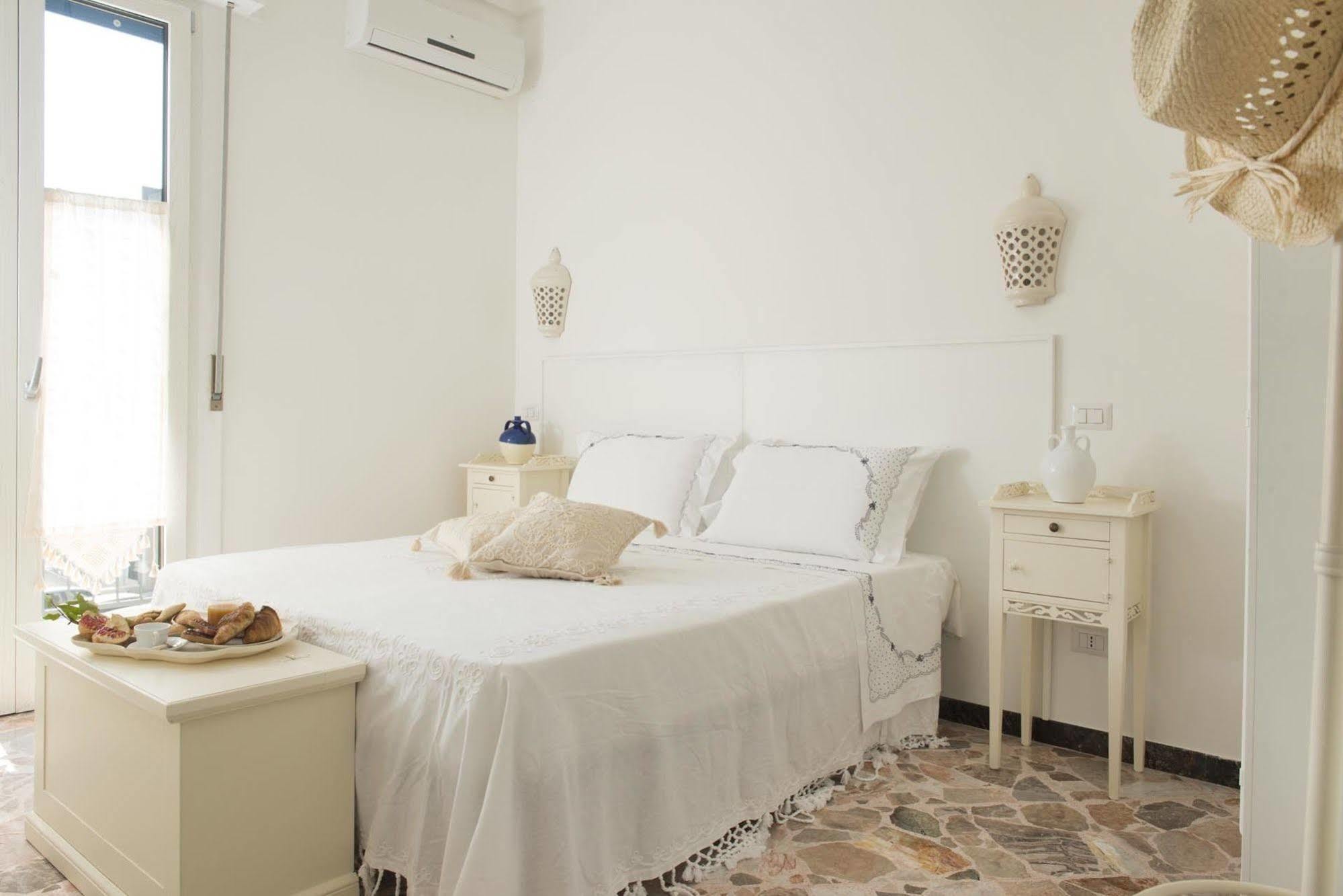 Dimora Cappuccini Guest House Чистернино Екстериор снимка
