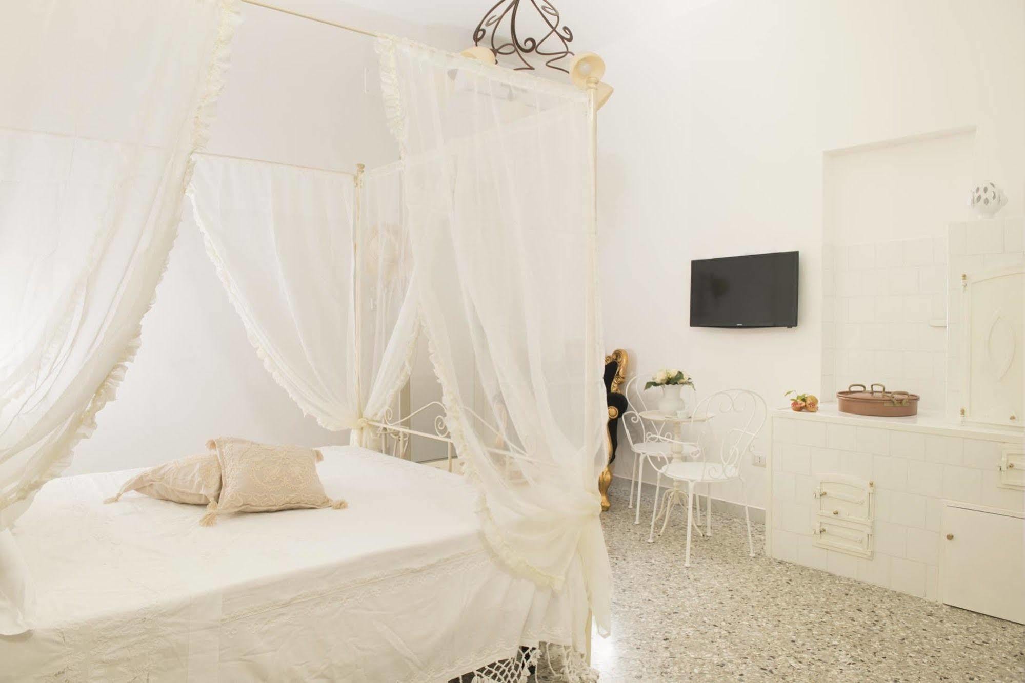 Dimora Cappuccini Guest House Чистернино Екстериор снимка