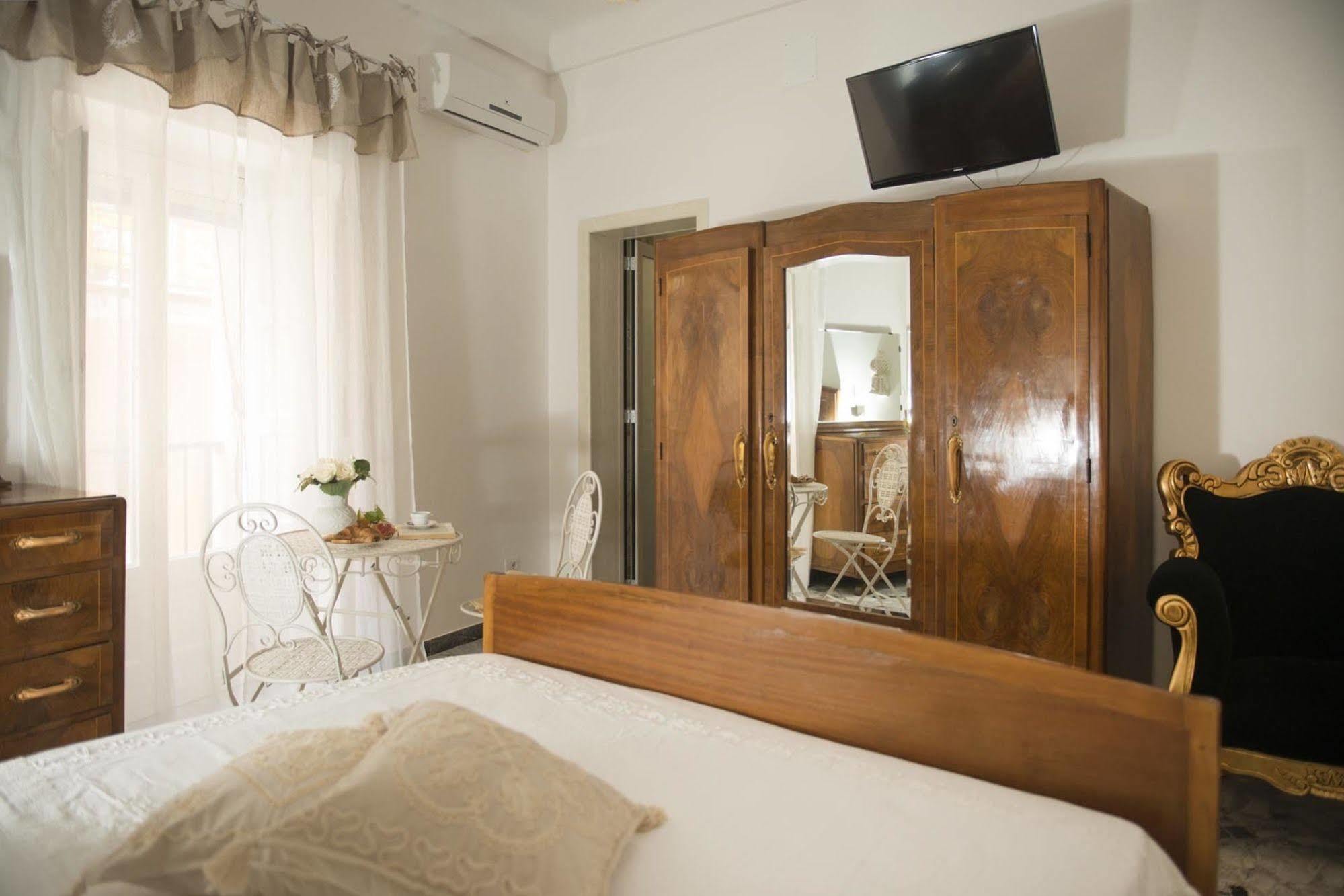 Dimora Cappuccini Guest House Чистернино Екстериор снимка